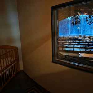 防音室があって、そこからも挙式がみられます。