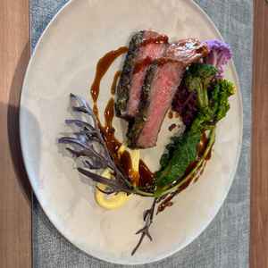 メイン料理。美味しかった。彩もよかった。カトラリーが金属やガラスじゃなくて、軽くて音もなくよかった。