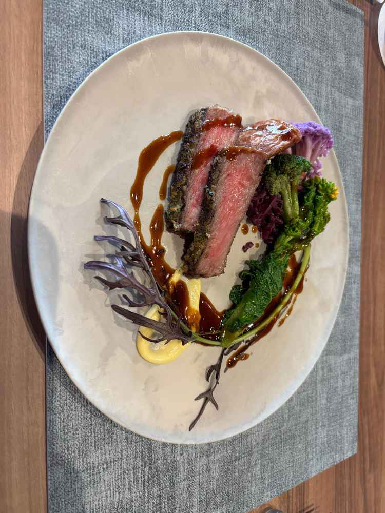 メイン料理。美味しかった。彩もよかった。カトラリーが金属やガラスじゃなくて、軽くて音もなくよかった。