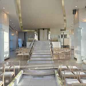 チャペルの入り口は階段になっており、退場の際はドレスの後ろ姿が1番綺麗に見える仕様になってました。