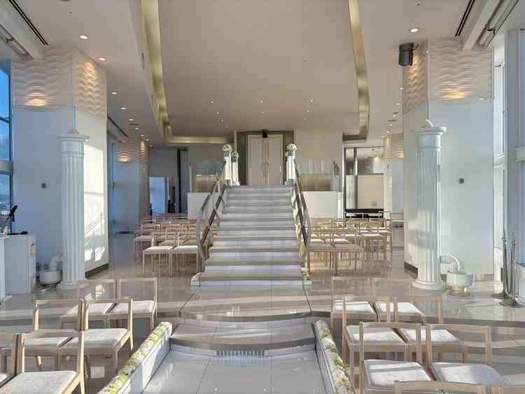 チャペルの入り口は階段になっており、退場の際はドレスの後ろ姿が1番綺麗に見える仕様になってました。