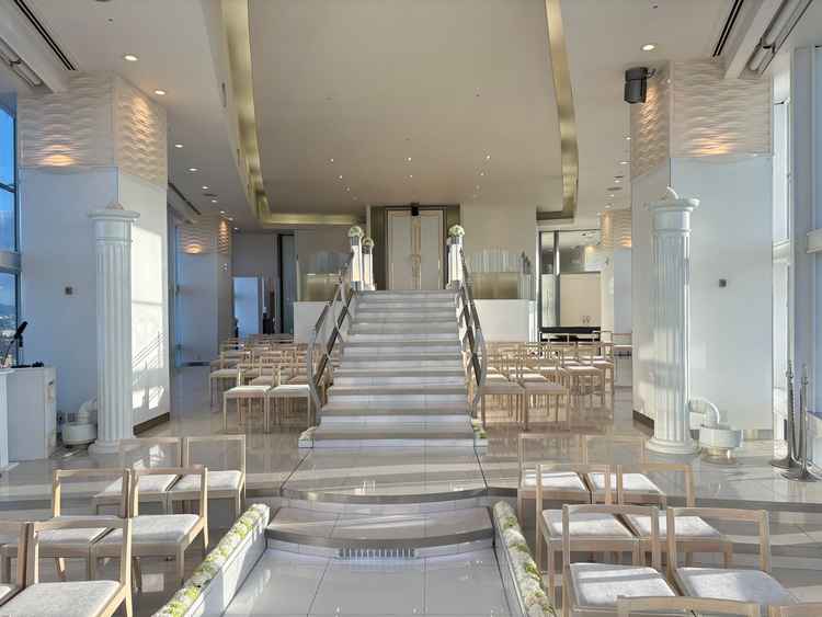 チャペルの入り口は階段になっており、退場の際はドレスの後ろ姿が1番綺麗に見える仕様になってました。