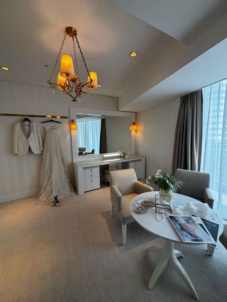 当日はスイートルームの奥の部屋で新婦が身支度をするらしい。新郎は隣の部屋で直前までくつろげるそう。