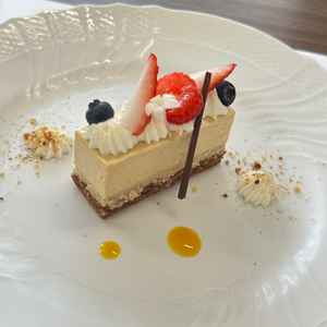 デザートは華やかな見た目で上品な印象でした。