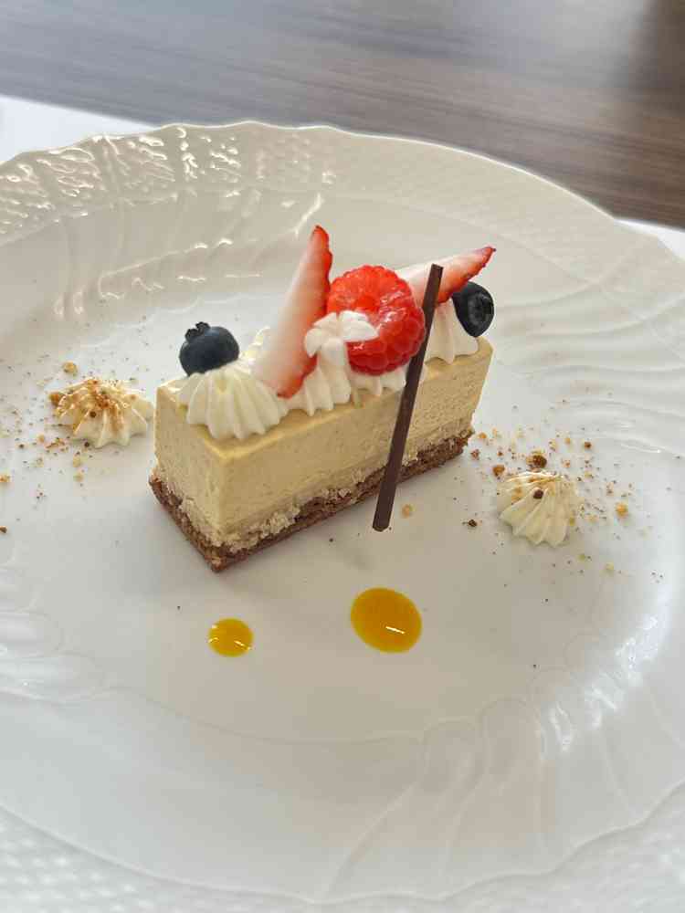 デザートは華やかな見た目で上品な印象でした。