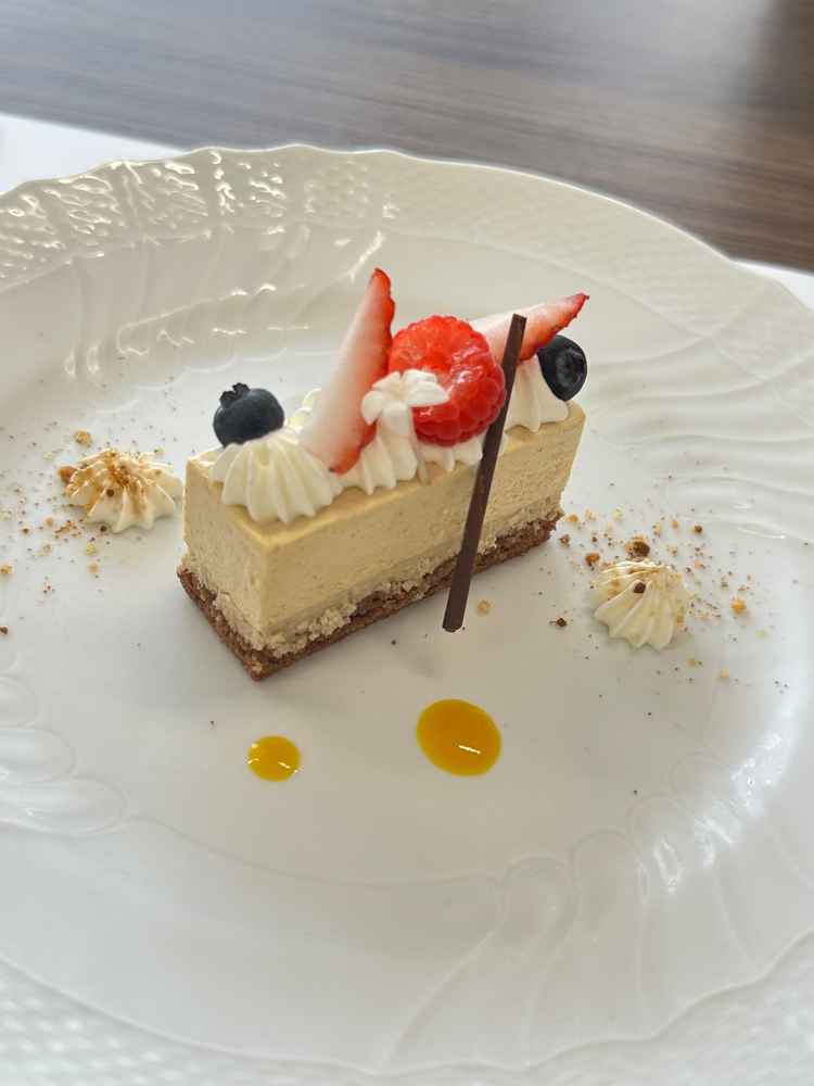 デザートは華やかな見た目で上品な印象でした。