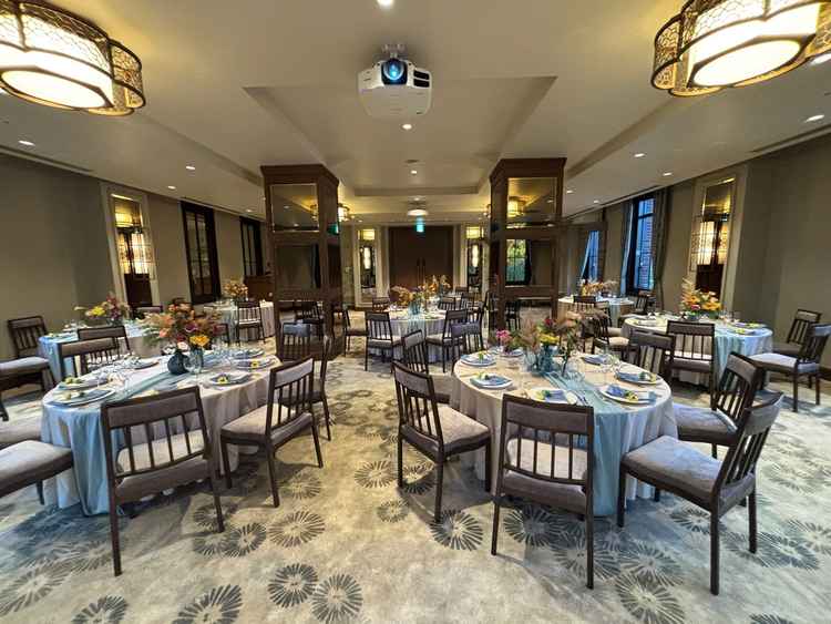 披露宴会場。柱が2本立っているのが残念。