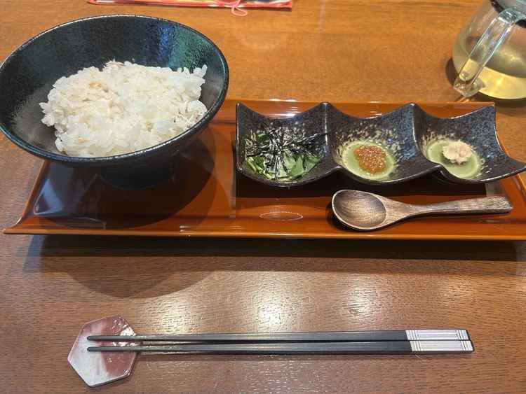 白で始まり、白で終わるというコンセプトとなっている鯛めしをいただきました。とても美味しかったです。