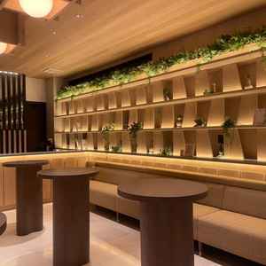 ゲストの待合室は木の温もりと間接照明が心地よく、落ち着いた雰囲気と感じました。