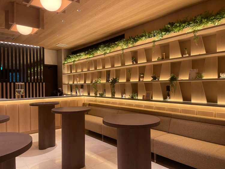 ゲストの待合室は木の温もりと間接照明が心地よく、落ち着いた雰囲気と感じました。