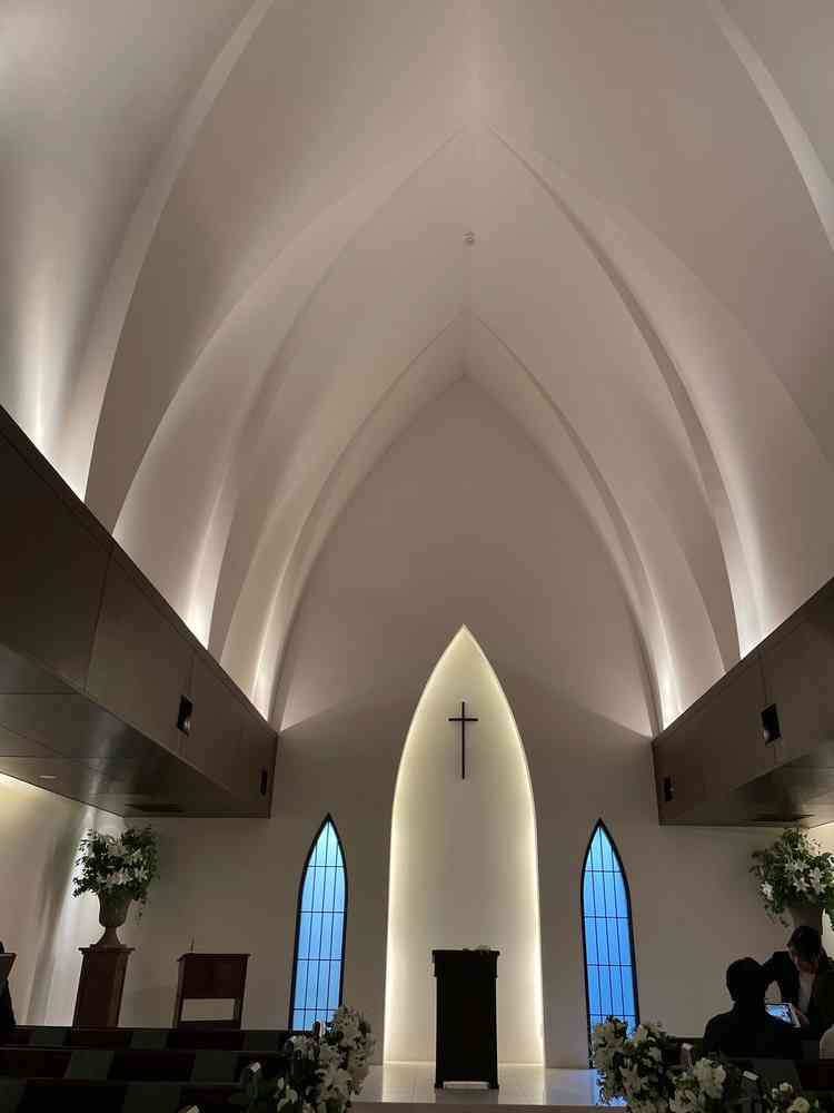 天井が高く、2階に聖歌隊や演奏者が立つ