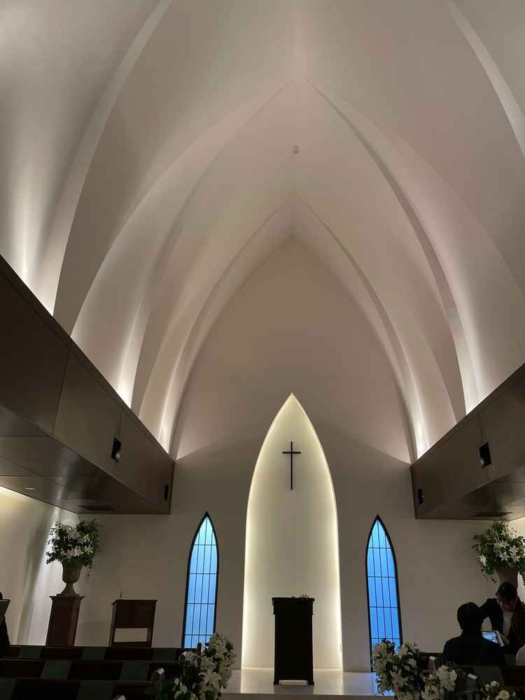 天井が高く、2階に聖歌隊や演奏者が立つ