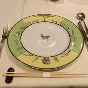 試食前に置かれていた皿ですが、すごくオシャレで、料理を食べる前から満足感がありました。