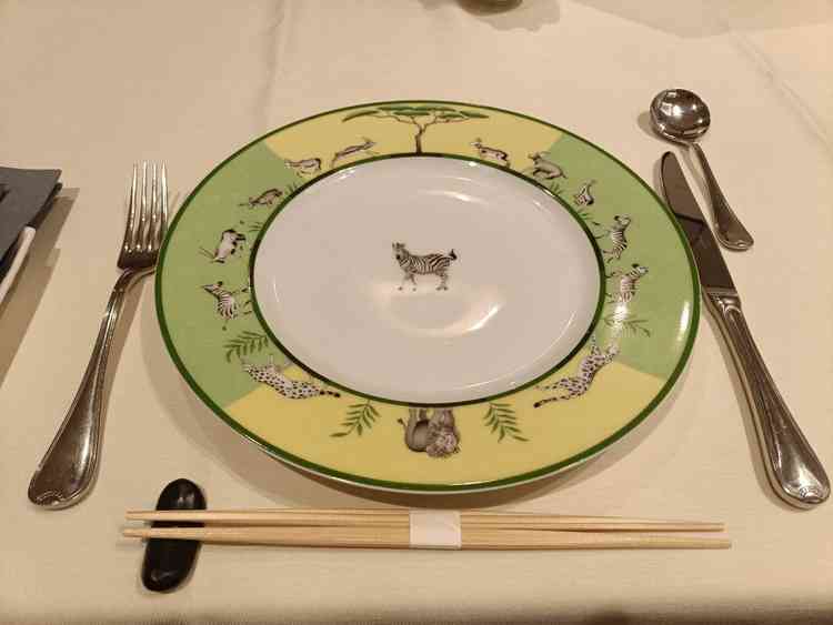 試食前に置かれていた皿ですが、すごくオシャレで、料理を食べる前から満足感がありました。