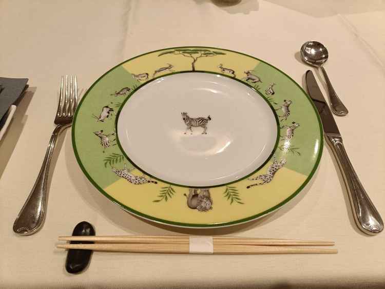 試食前に置かれていた皿ですが、すごくオシャレで、料理を食べる前から満足感がありました。