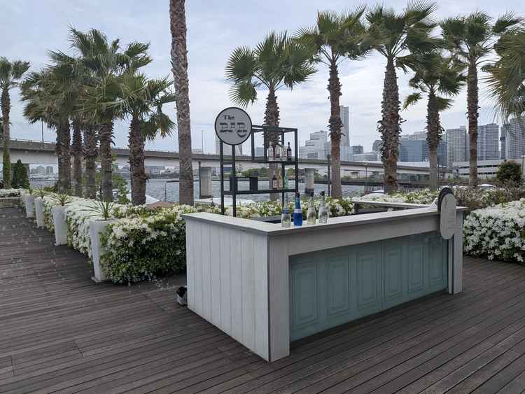 ガーデンテラスにあるバーカウンター。ここで軽食やデザートブッフェなどもできるそうです。