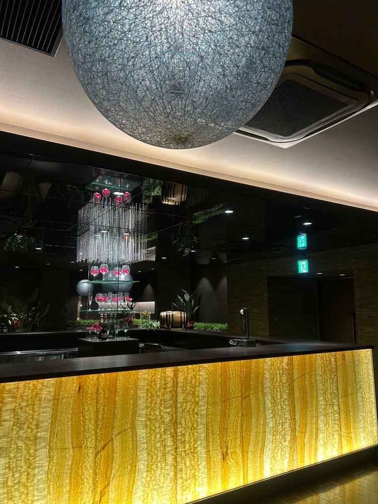 ゲストにウェルカムドリンクを提供する場所バーカウンターになっていてかっこいい