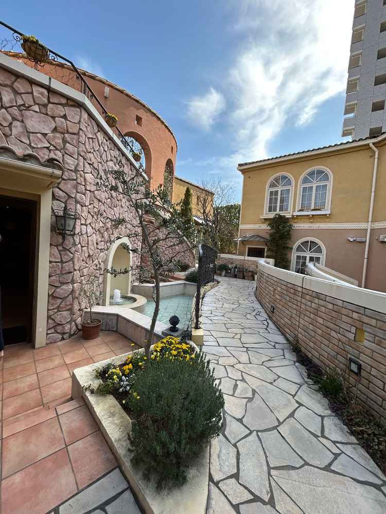 石畳の小道が、南フランスの街角を思わせます。小さな噴水もあり歩くだけで楽しいです。