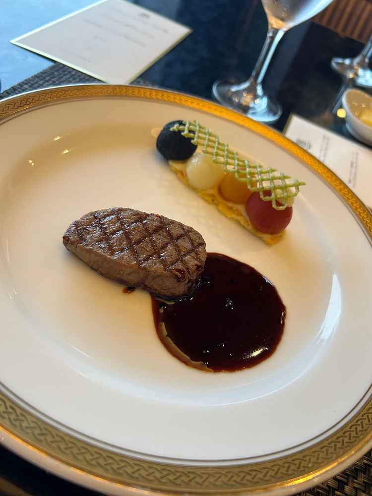 試食で提供された国産牛フィレのグリエ。お肉が柔らかく、ソースもとても美味しかったです。