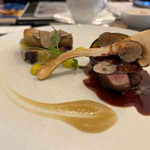 試食の様子。メインディッシュにお肉とフォアグラ。だれでも満足して食べれる1品でした。