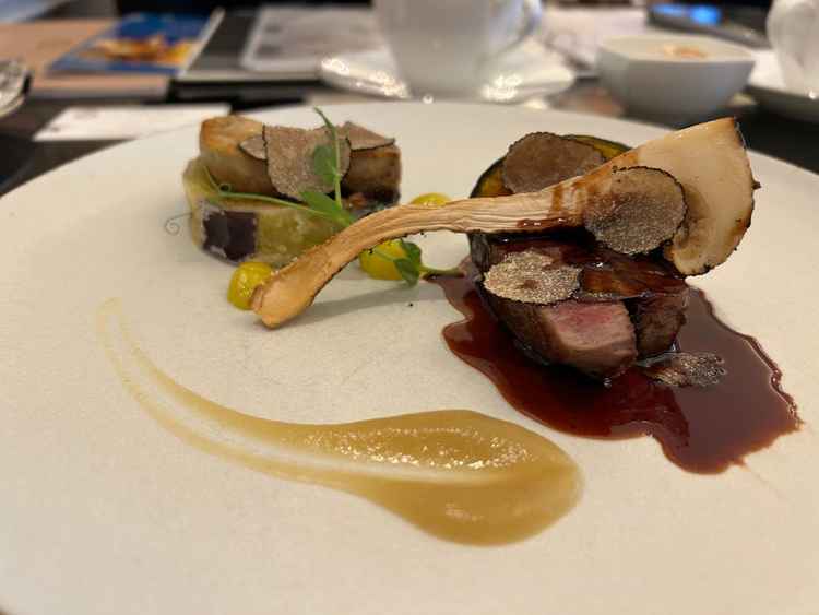 試食の様子。メインディッシュにお肉とフォアグラ。だれでも満足して食べれる1品でした。