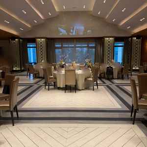 上のスクリーンを利用してプロジェクションマッピングができた。カーテン後ろからの入場もできてよかった。