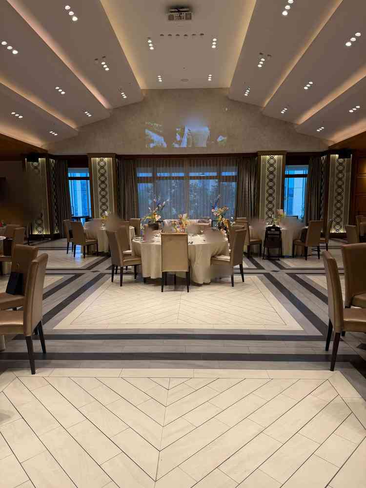 上のスクリーンを利用してプロジェクションマッピングができた。カーテン後ろからの入場もできてよかった。