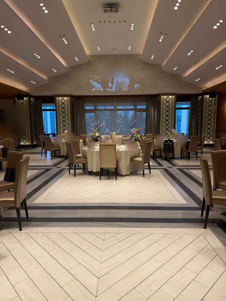 上のスクリーンを利用してプロジェクションマッピングができた。カーテン後ろからの入場もできてよかった。