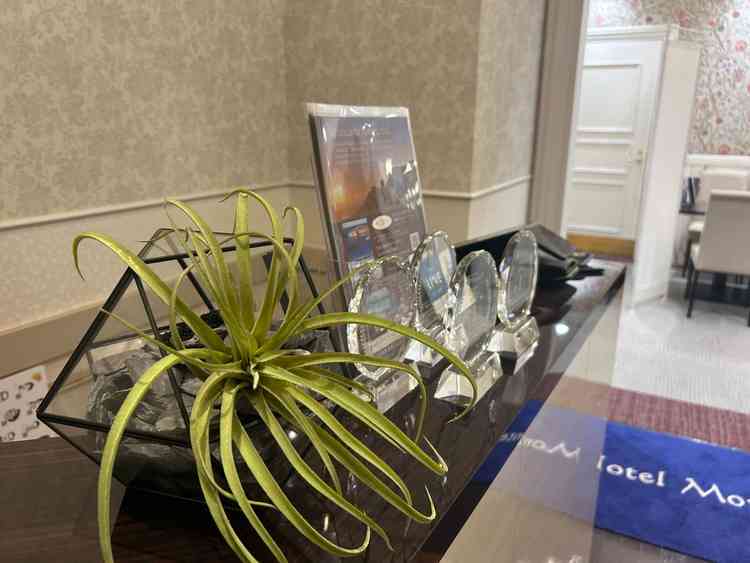 ブライダルサロン内入り口すぐ。京都の式場ランキング1位を獲得しているとのことで、表彰プレートが多数。