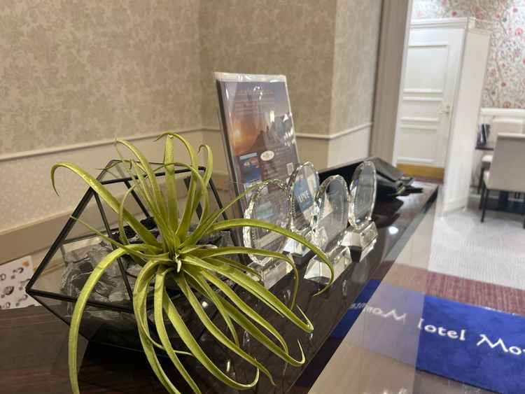 ブライダルサロン内入り口すぐ。京都の式場ランキング1位を獲得しているとのことで、表彰プレートが多数。