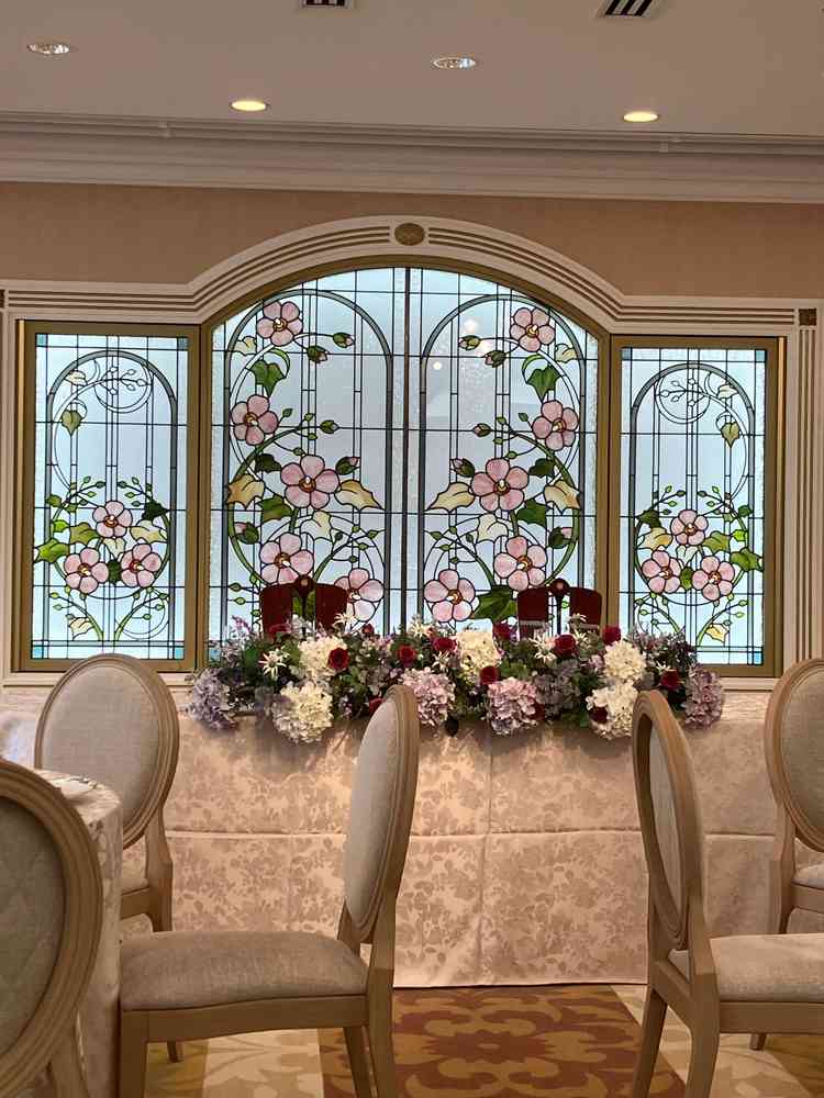 芙蓉の間の新郎新婦席後ろのステンドグラス。内装が洋風で素敵でした。
