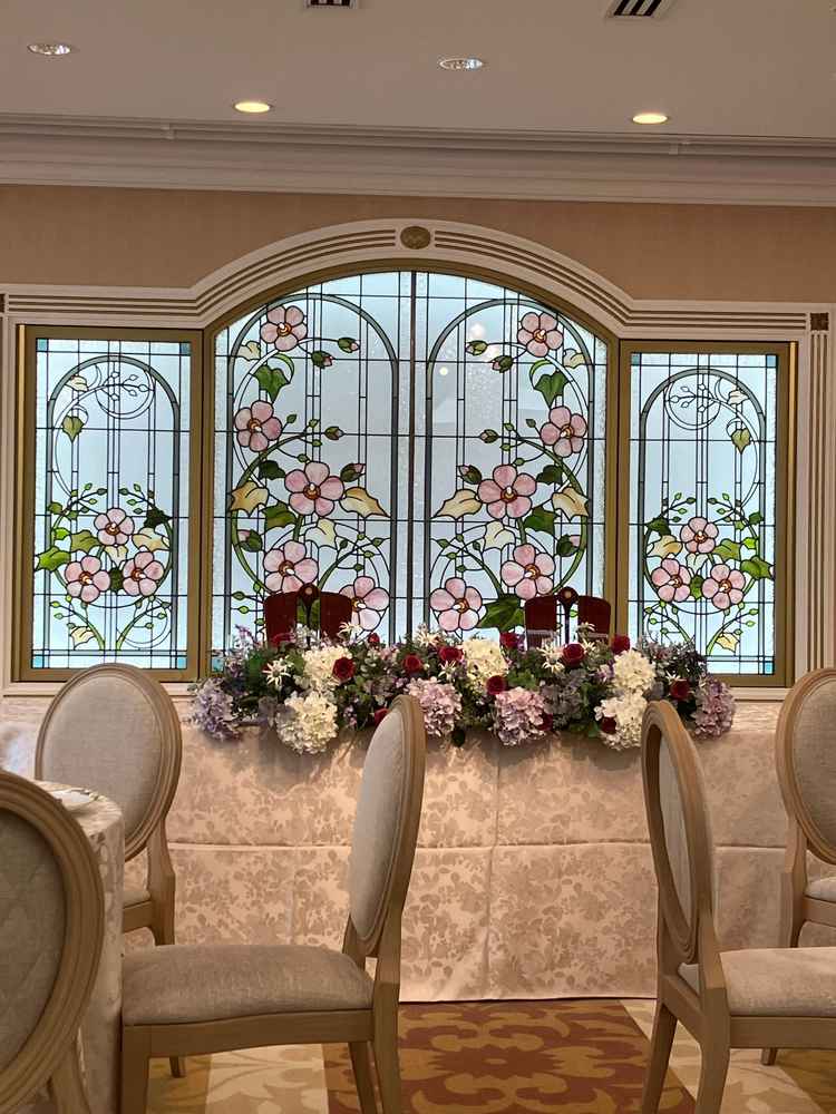 芙蓉の間の新郎新婦席後ろのステンドグラス。内装が洋風で素敵でした。