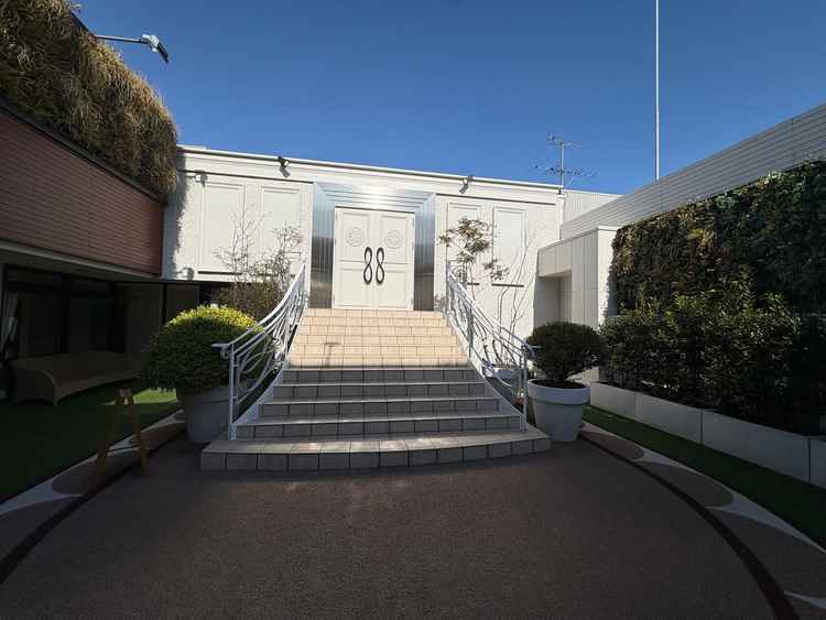 式後フラワーシャワー等行う中庭