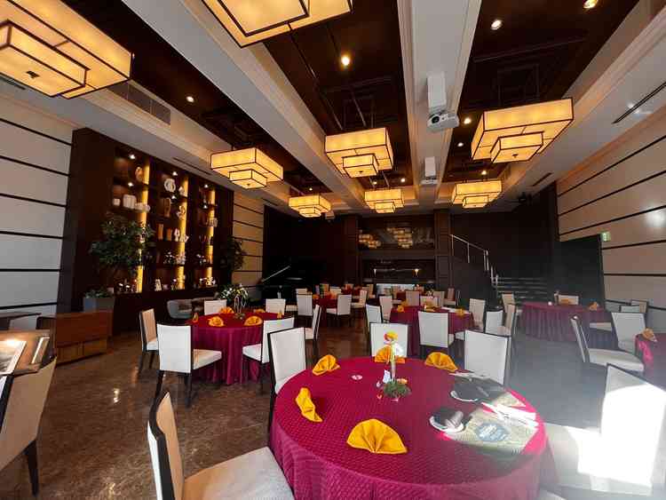 落ち着きのある大人な雰囲気の披露宴会場。とても広々としていた。