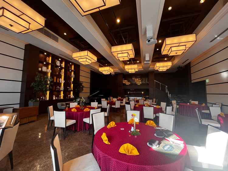 落ち着きのある大人な雰囲気の披露宴会場。とても広々としていた。