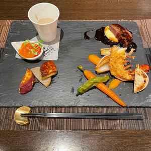 お料理がとても美味しく、その場でシェフが仕上げをしてくださりました。フォアグラもこだわっていました。