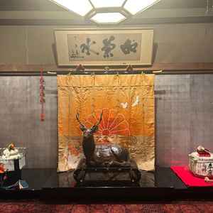 式場の入り口で、東郷平八郎の書が飾られていたり春日大社から奉納された物などがありました。