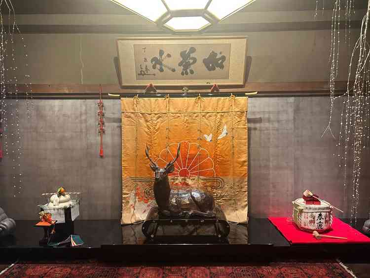 式場の入り口で、東郷平八郎の書が飾られていたり春日大社から奉納された物などがありました。