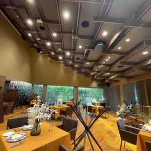 披露宴会場も天井が独特で、大人数でも少人数でも様々に対応していただけるようでした。