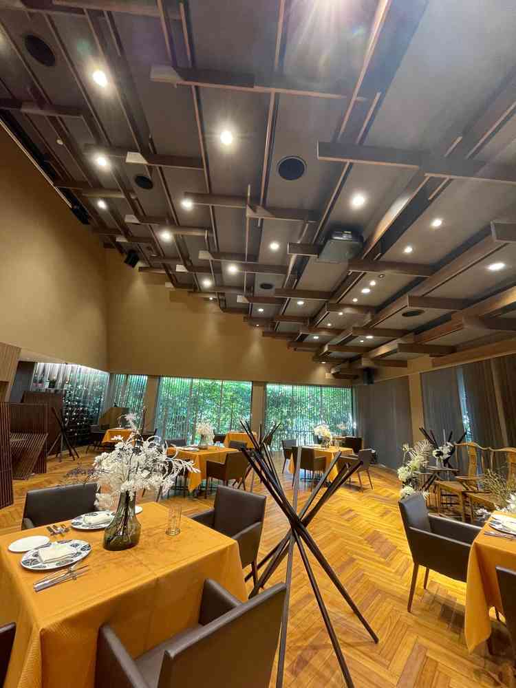 披露宴会場も天井が独特で、大人数でも少人数でも様々に対応していただけるようでした。