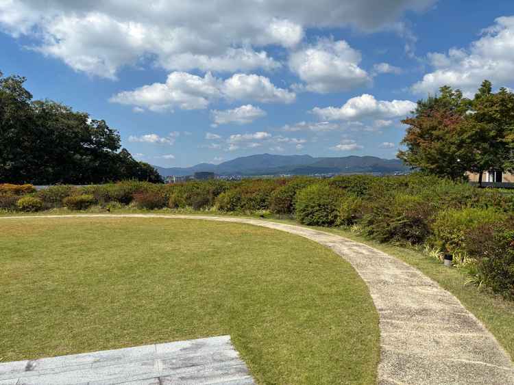 京都の景色を一望できる開放的な屋上庭園。ここで式後の集合写真を撮影する。