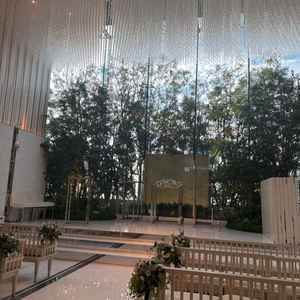 チャペルの雰囲気です。元々のイメージ通りでした。高い天井に職人の手作りクリスタルが神秘的でした。