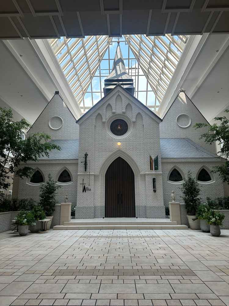 ホテル内チャペルの画像です。施設の中ということもあって、どこを見ても外国のような外観でした。