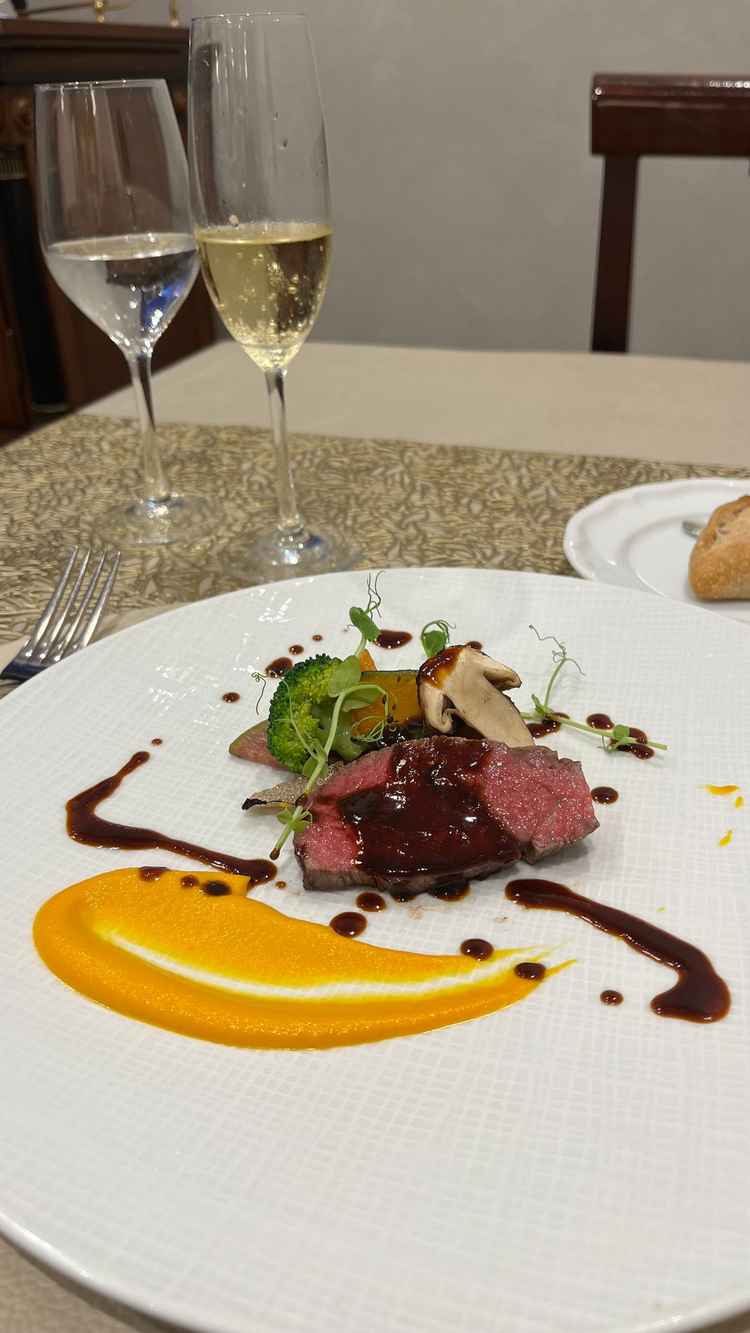 お料理の写真。牛肉の脂がしっかりのっていて、ソースの味付けも美味しく、見た目も楽しくいただけました。