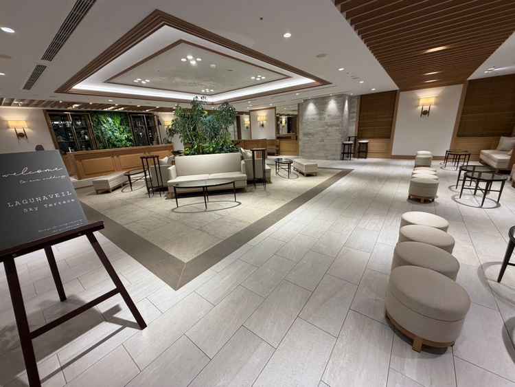 受付と待合スペースを兼ねた部屋。面積が広く、待っているゲストに対し様々なことができそう。