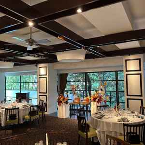 披露宴会場、思っているより広く自然が近くに感じられた