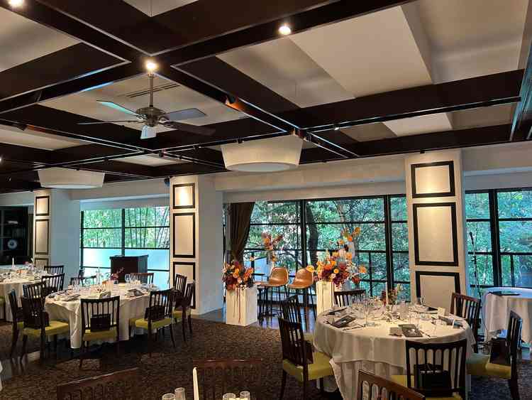 披露宴会場、思っているより広く自然が近くに感じられた