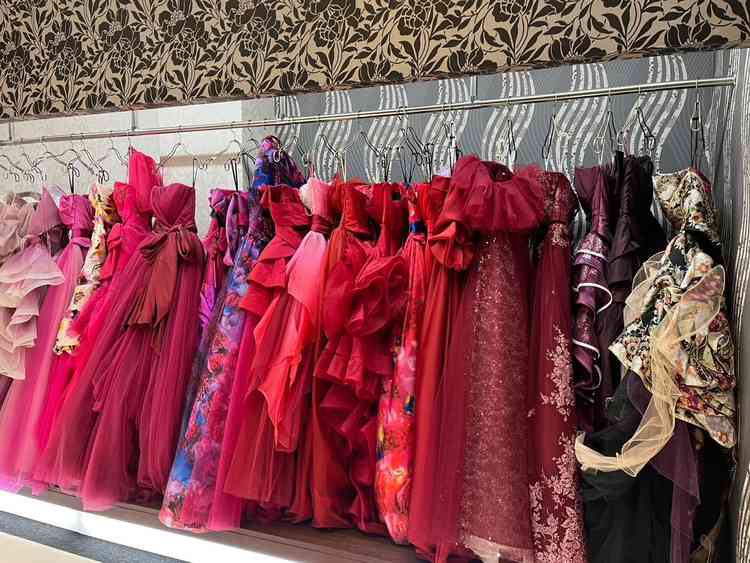 ドレスの色も種類も豊富でした