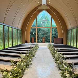 ナチュラルな雰囲気なチャペルでした！開放感もありヴァージンロードの長さもとてもよかったです。