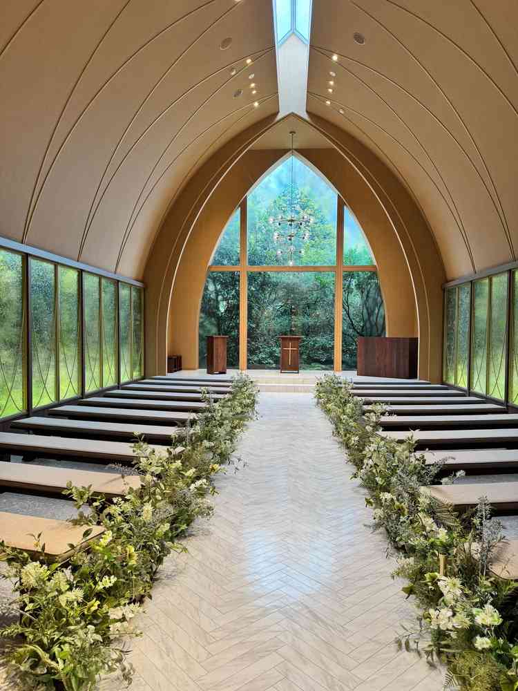 ナチュラルな雰囲気なチャペルでした！開放感もありヴァージンロードの長さもとてもよかったです。